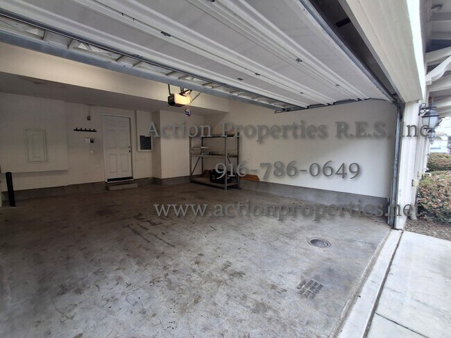 Building Photo - Stunning Townhome.  - 2 Stories - 3 Bed, 2.5 Bath, 2 Car Garage - Nearby Trails!