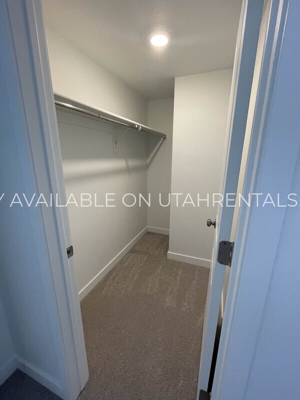 Building Photo - 1605 W Charmer Ln