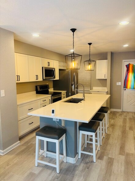 Building Photo - 12053 E Hoye Dr