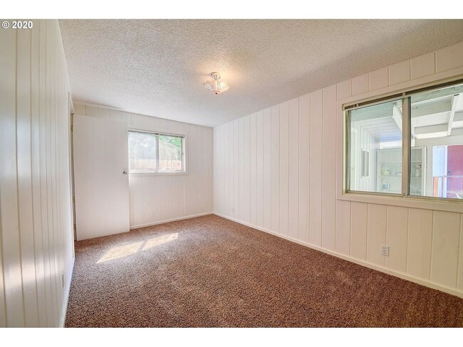 Building Photo - Great 4 Bedroom Eugene Home!