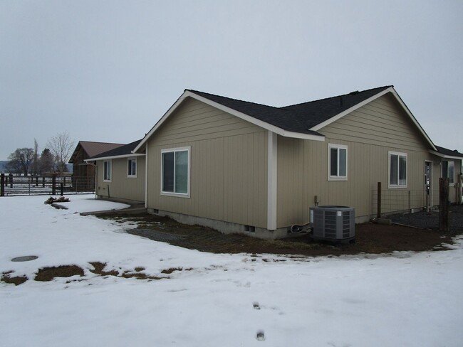 Building Photo - 3 Bedroom, 2 Bathroom Updated Home Near Cr...