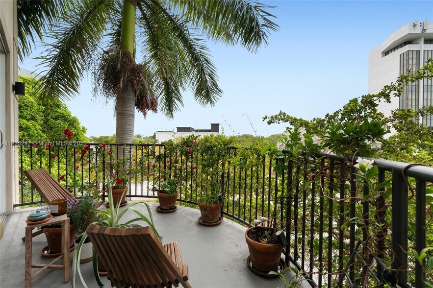 Building Photo - 2701 SW 3rd Ave