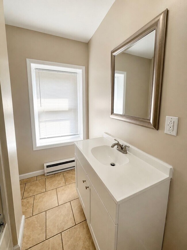 Building Photo - 4 Bed 2 Bath Townhouse for Rent in Rome, NY