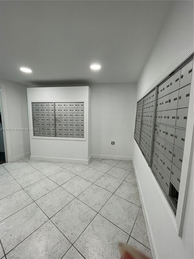 Building Photo - 1913 S Ocean Dr