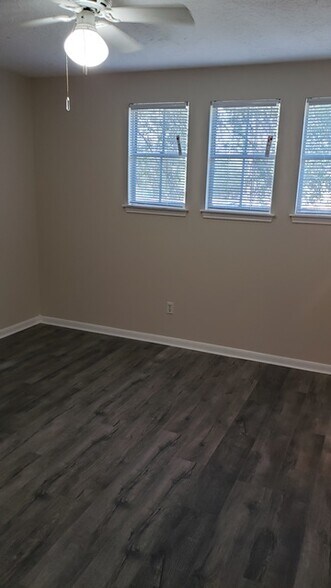 Building Photo - 13423 Lakecrest Dr