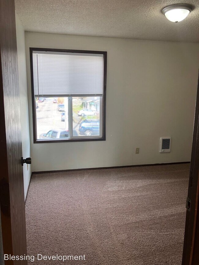 Building Photo - 2 br, 1 bath Apartment - 404 27th St SE