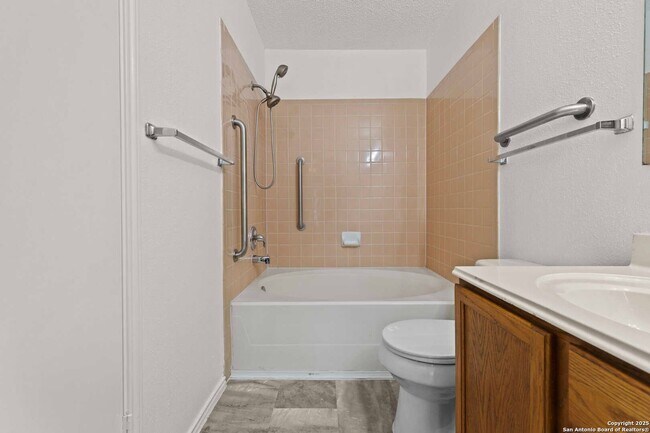 Building Photo - Nicely Updated 3-Bedroom in Northwest Cros...
