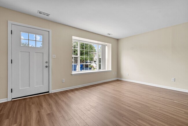 Building Photo - Charming 3-Bedroom Townhome in Virginia Beach.