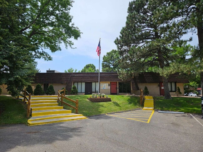 Building Photo - 2 Bedroom 1 Bath Condo Near Rosamond Park