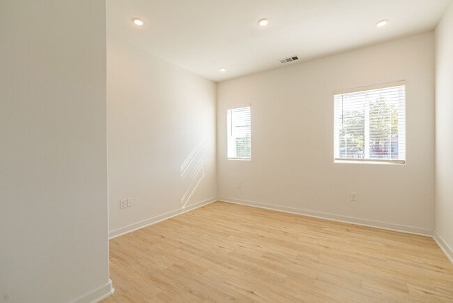 Building Photo - 100 Mockingbird Ln W