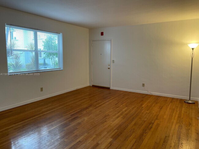 Building Photo - 520 SW 10th St