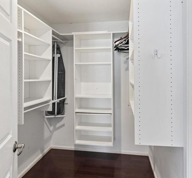 Building Photo - 986 Smith Ave