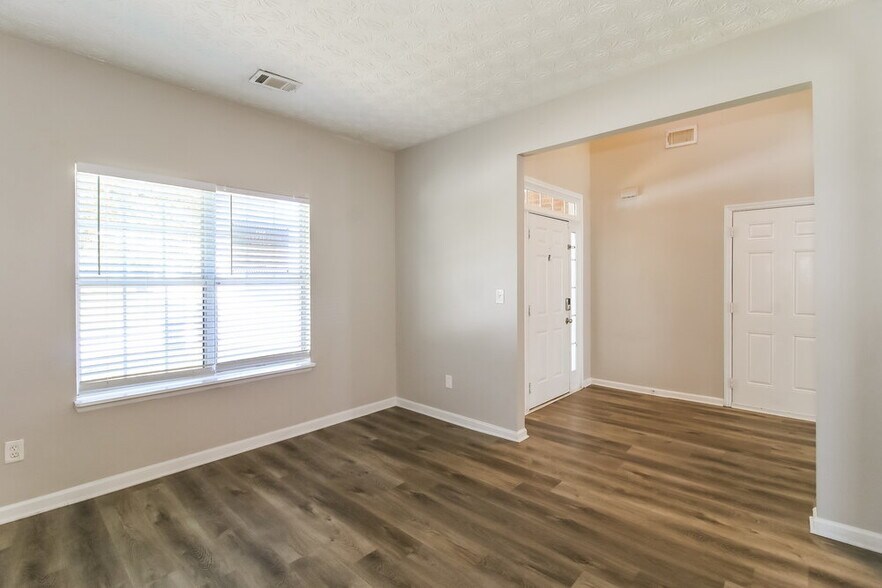 Building Photo - 3505 Creekview Dr
