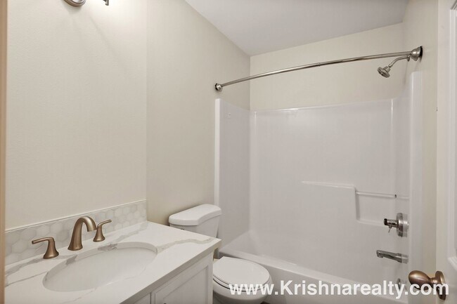 Building Photo - Gorgeous 3 BD* 2.5 BA* Updated Duplex Located in Historic Orenco in the Elk Meadows Community! *S...