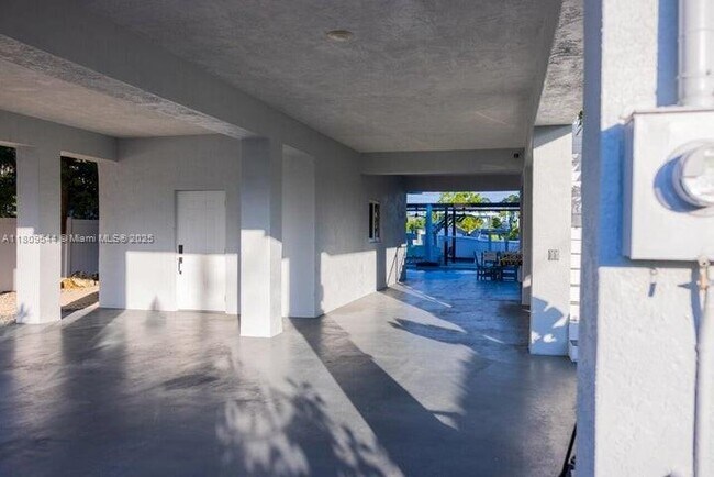 Building Photo - 216 La Paloma Rd