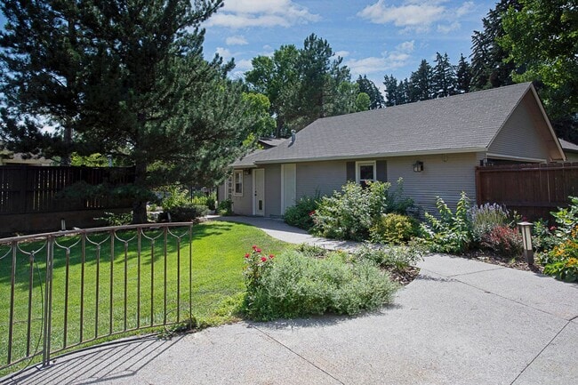 Building Photo - 916 Poly Dr