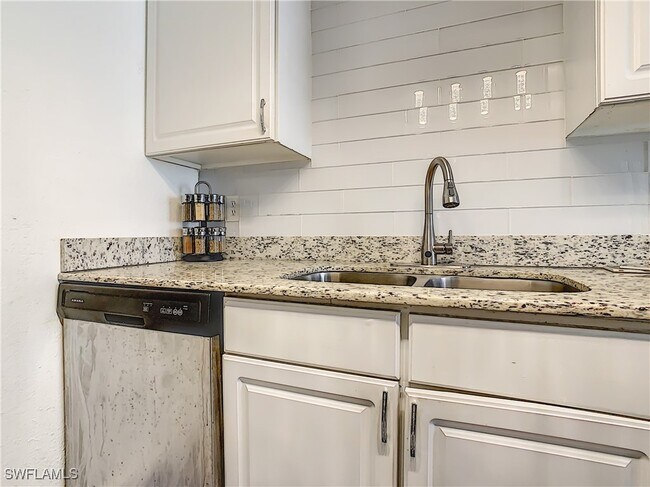 Building Photo - 4625 Bayshore Dr