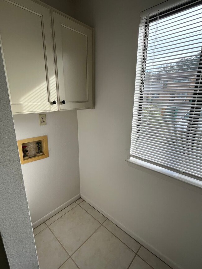 Building Photo - 607 Virginia Oak Ct