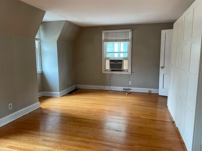 Building Photo - 927 Woodlawn Ave