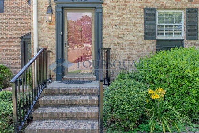 Building Photo - Spacious Townhome with Wood-Burning Fireplace, Large Deck & Storage Room , Convenient North Ridge...