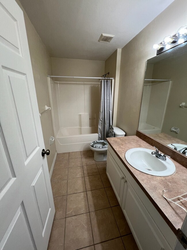 Building Photo - 3/2/1 W/ Solar estimated savings of $200 i...
