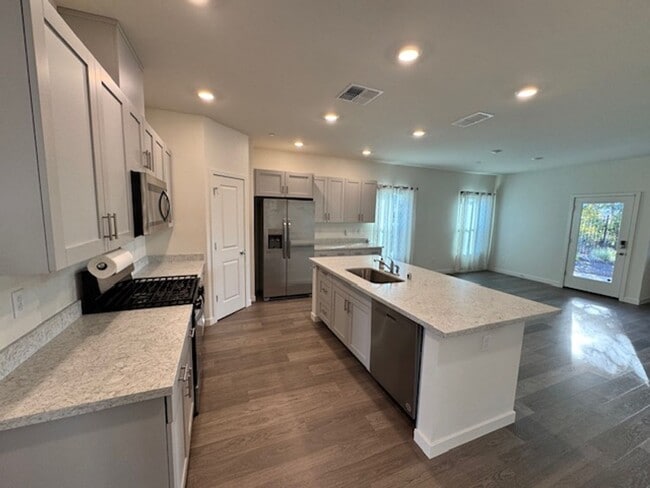 Building Photo - Beautiful 4-Bedroom Home in the Wyndham Es...