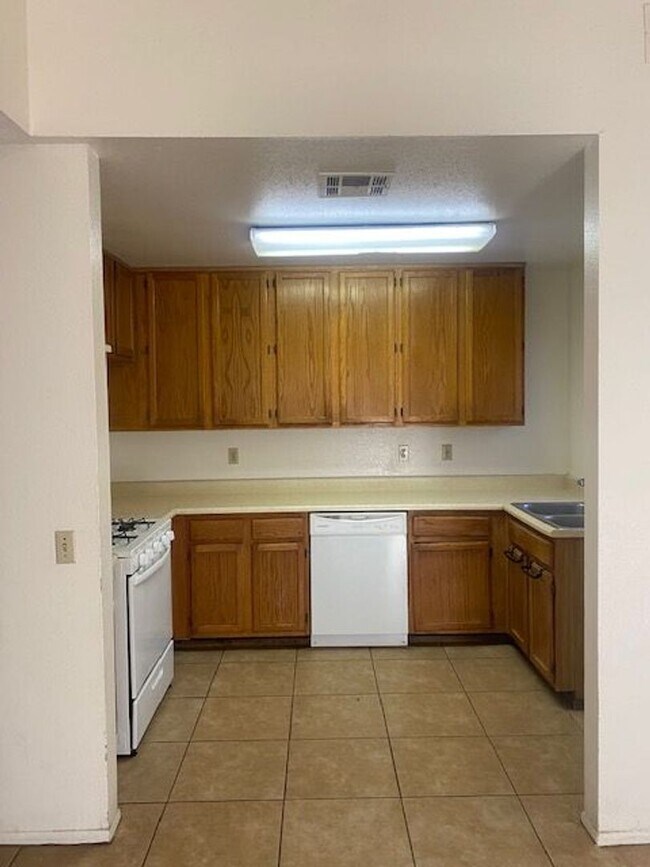 Building Photo - COMING SOON!! 3 BEDROOM / 2 BATHROOM Apartment in Cathedral City