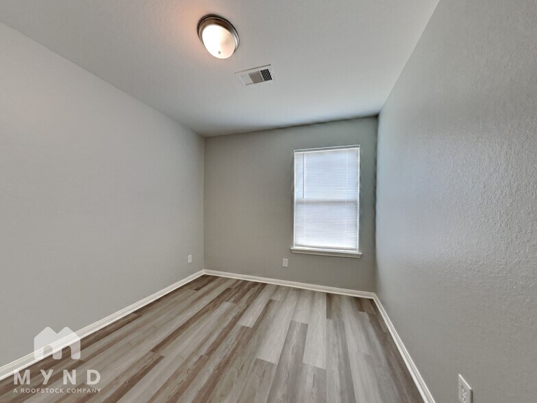 Building Photo - 5622 Rainbow Rd.