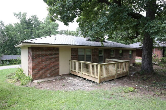 Building Photo - You’ll Love the Layout & Luxury Touches in...