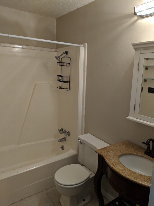 Building Photo - Awesome 4 bed/ 2 bath home located just of...