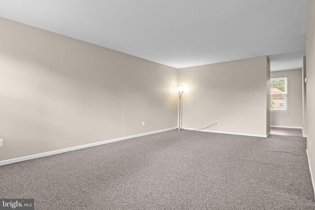 Building Photo - 560B Thrush Ct