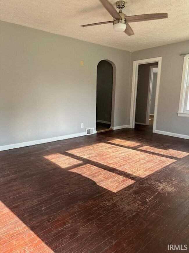 Building Photo - 1302 N Woodburn Ave