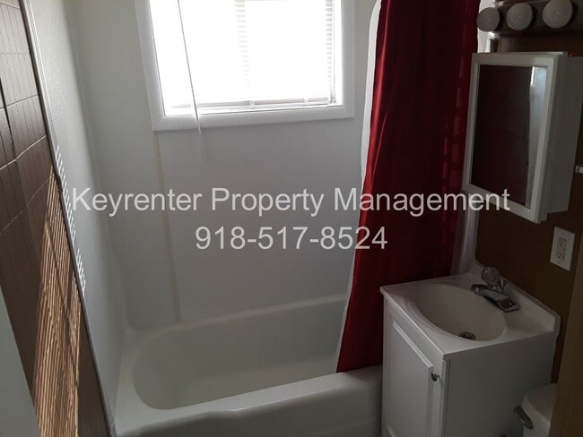 Building Photo - Spacious 4 Bedroom House