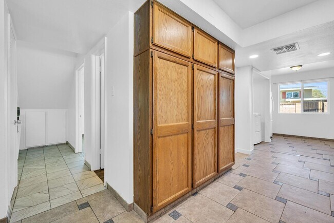 Building Photo - 6 Bedrooms, 3 Bath,  Pool CLOSE TO ASU (Rural & Broadway)