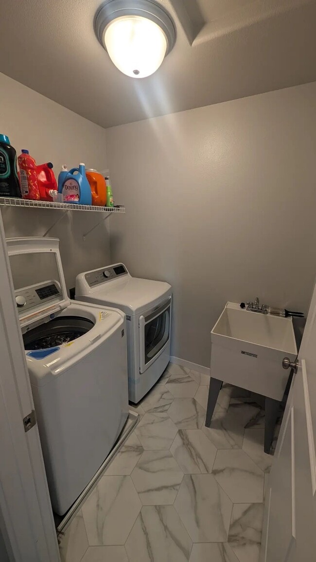 Building Photo - Furnished Queen Room with Closet & Private Bath