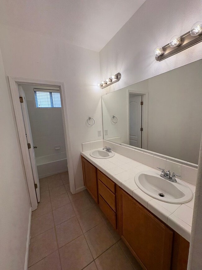 Building Photo - Spacious Tulare Home Available Now!