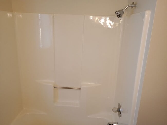 Building Photo - AVAILABLE 4/01/26 Large 2 Bedroom 1 Bath Main Floor Home