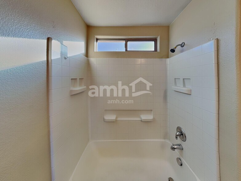 Building Photo - 3469 Chelsea Grove St