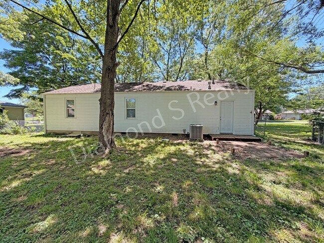 Building Photo - Charming and Clean 3 Bedroom Home - Nice/Quiet Neighborhood