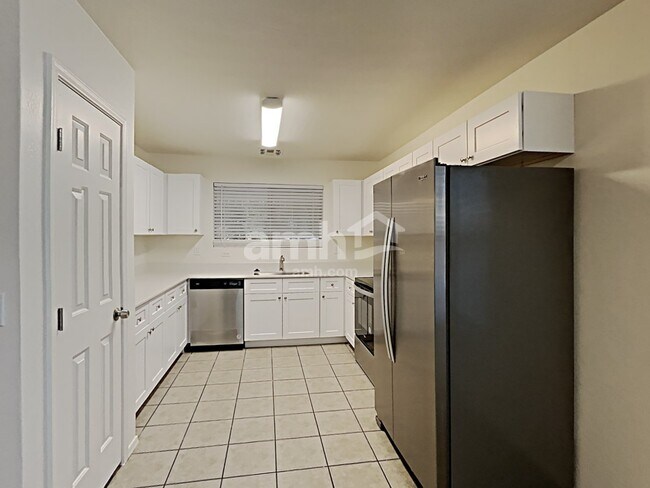 Building Photo - 2862 E Augusta Ave