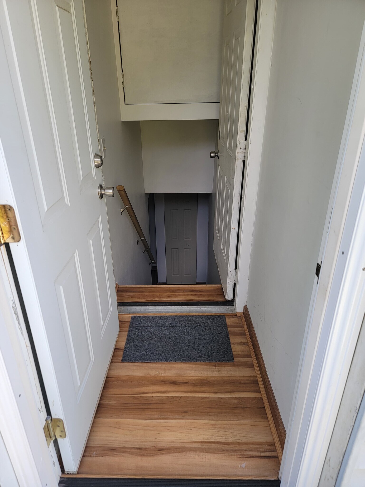 Entry way - 1043 Madison St