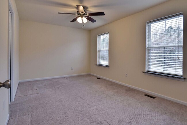 Building Photo - Spacious 3 Bedroom 2.5 Townhome Near Fort Eustis - Granite Kitchen & Fenced In Backyard