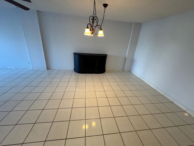 Building Photo - 2 Bed 2 Bath Condo Just Steps From The Oce...