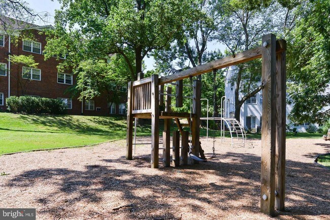 Building Photo - 3569 Martha Custis Dr