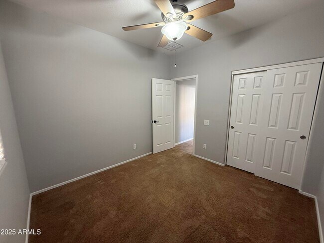 Building Photo - 885 E Cherry Hills Dr