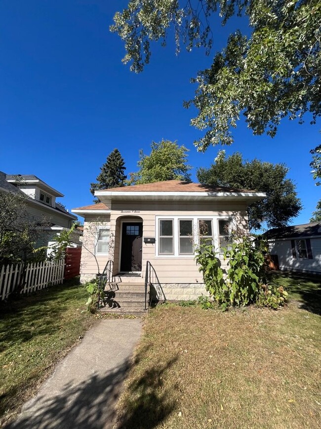 Building Photo - Three Bedroom House in La Crosse