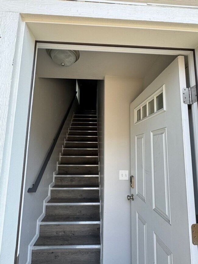 Building Photo - LIKE - NEW 3- BEDROOM TOWNHOME W/ GARAGE, FENCED YARD & PRIVATE 3RD BEDROOM OFF GARAGE