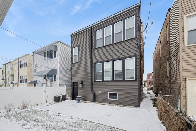 Building Photo - 1910 S Harvey Ave