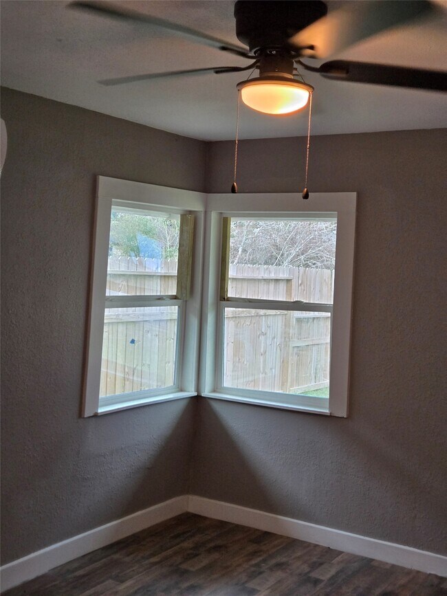 Building Photo - 5823 Lyndhurst Dr