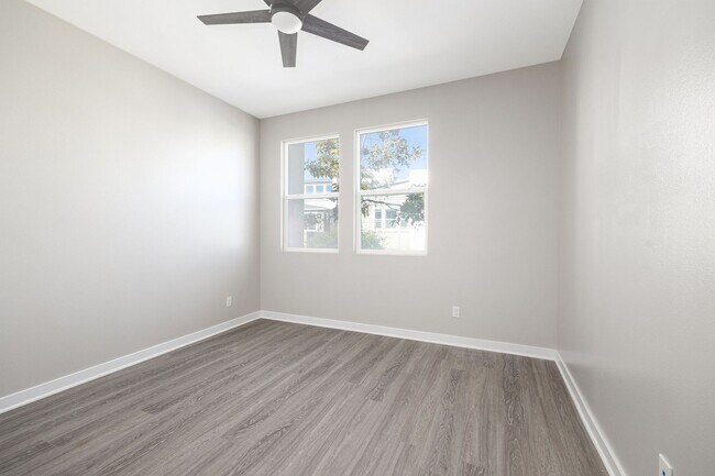 Building Photo - Spacious 4 Bedroom Townhome in the Millenia Community!